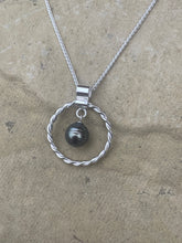 Load image into Gallery viewer, Black Pearl Twisted Pendant
