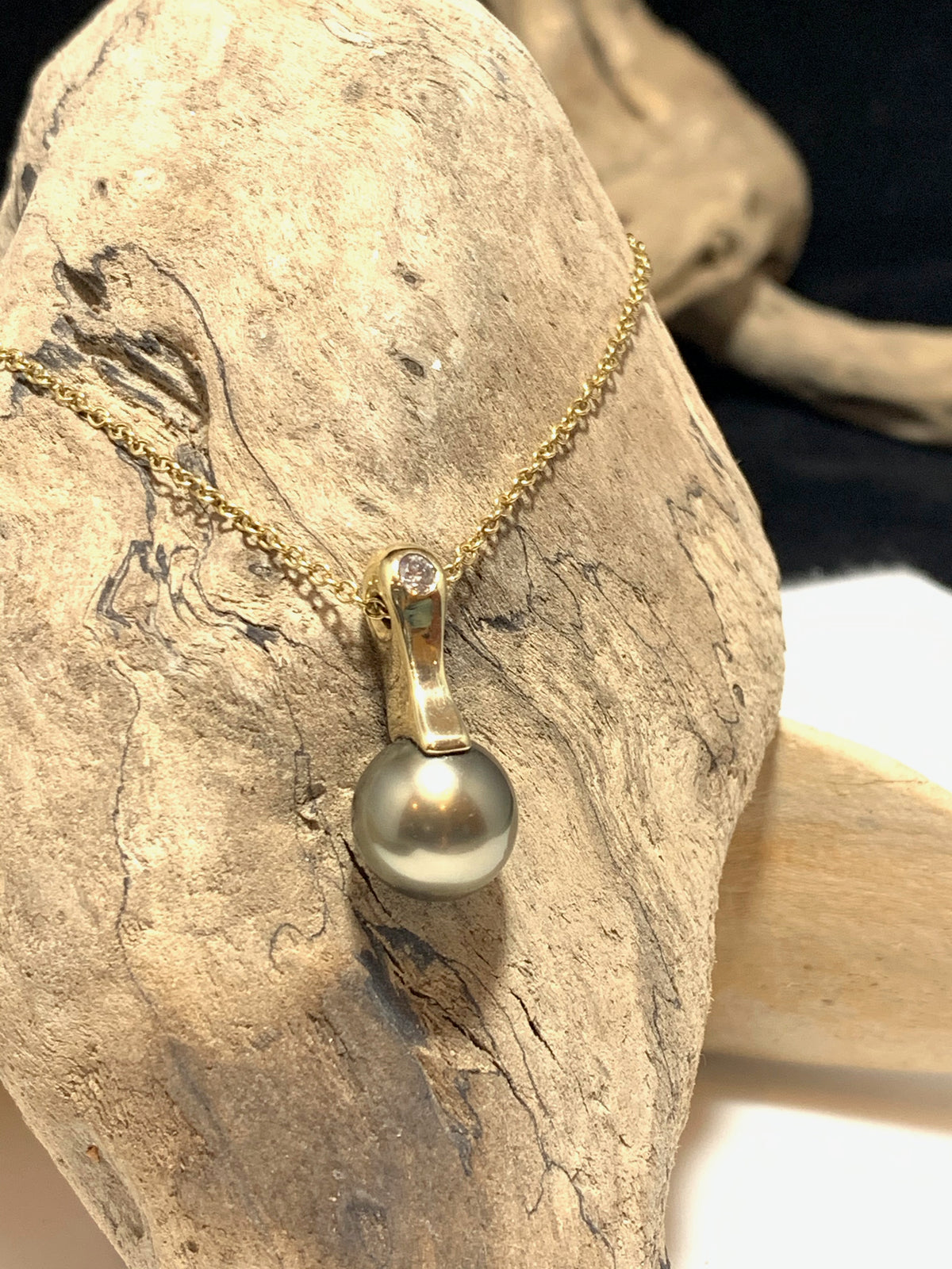 Solid Gold AAA Tahitian Pearl Pendant - Free Chain