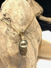 Load image into Gallery viewer, Solid Gold AAA Tahitian Pearl Pendant - Free Chain
