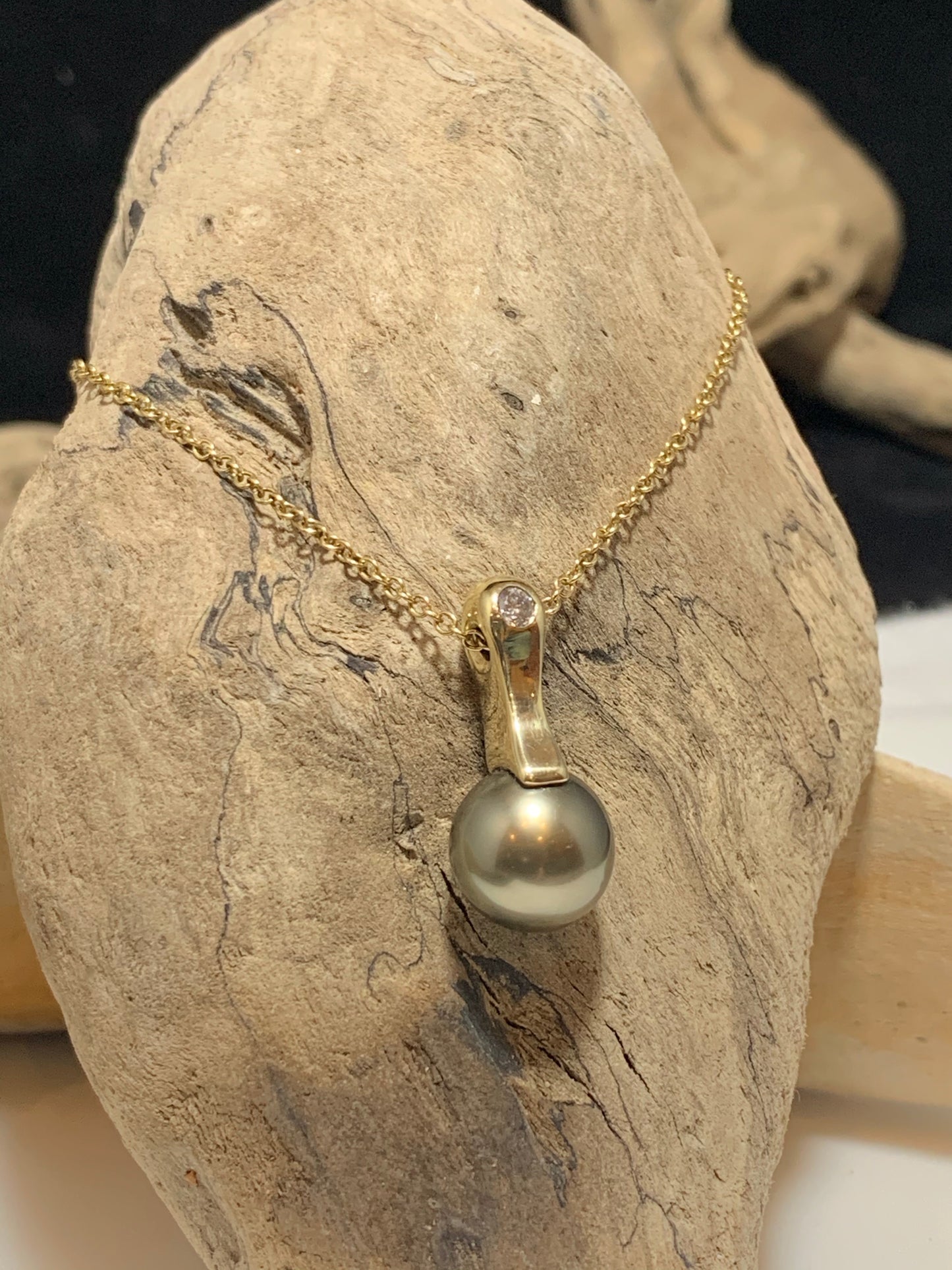 Solid Gold AAA Tahitian Pearl Pendant - Free Chain