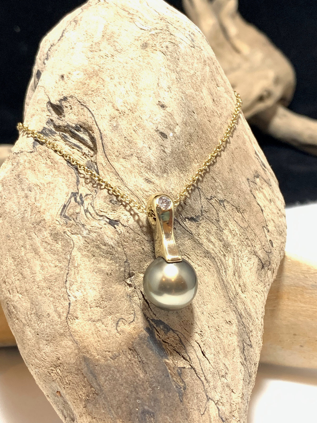 Solid Gold AAA Tahitian Pearl Pendant - Free Chain