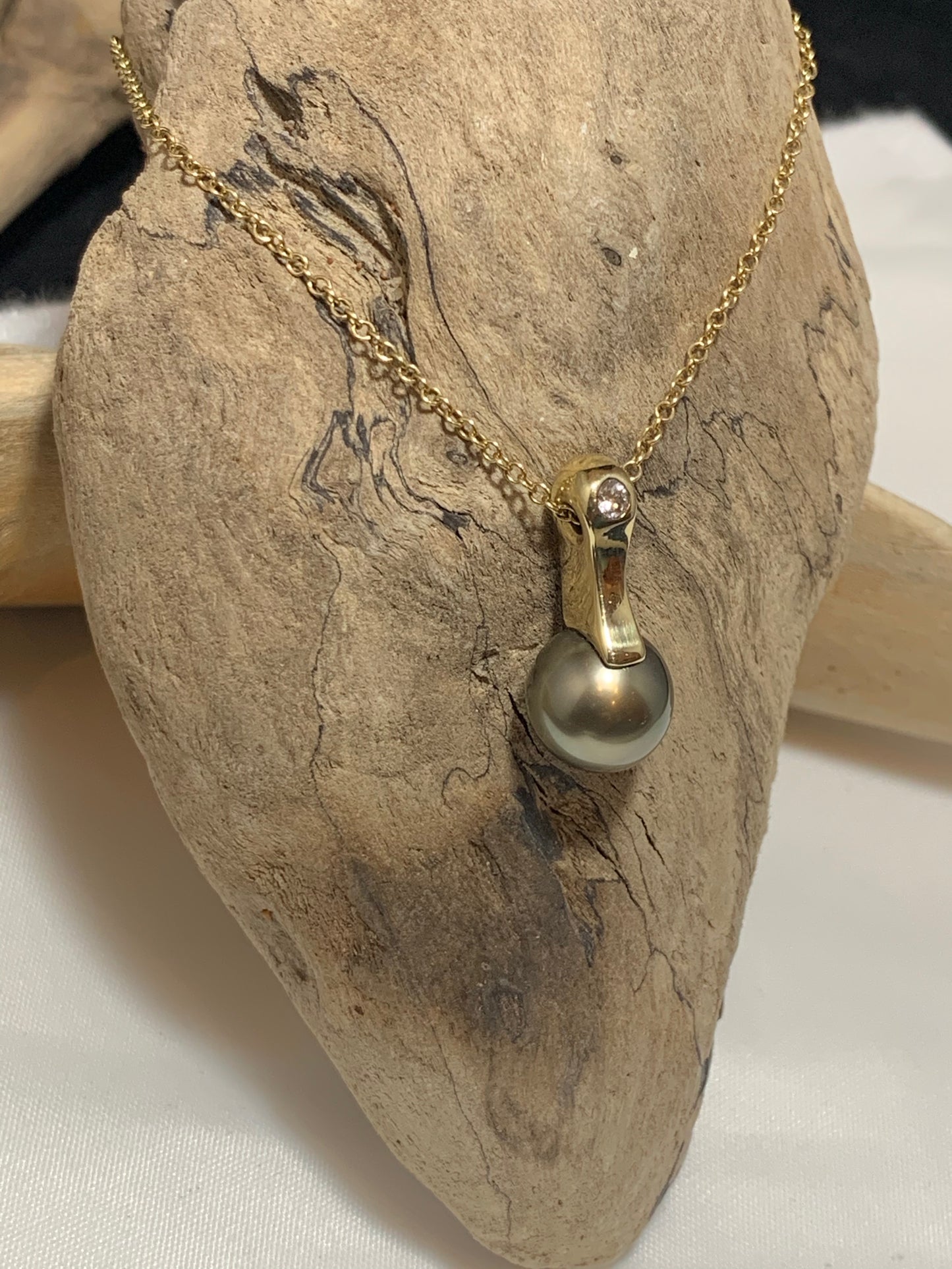 Solid Gold AAA Tahitian Pearl Pendant - Free Chain
