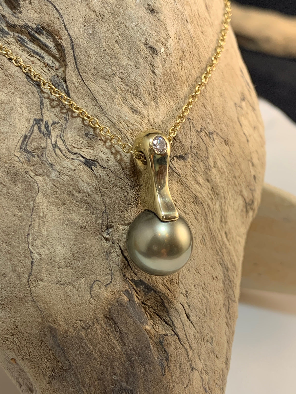 Solid Gold AAA Tahitian Pearl Pendant - Free Chain