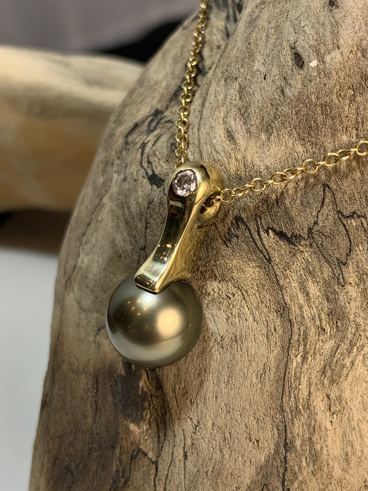 Solid Gold AAA Tahitian Pearl Pendant - Free Chain