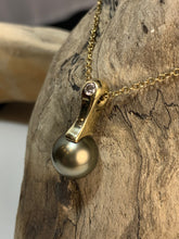 Load image into Gallery viewer, Solid Gold AAA Tahitian Pearl Pendant - Free Chain
